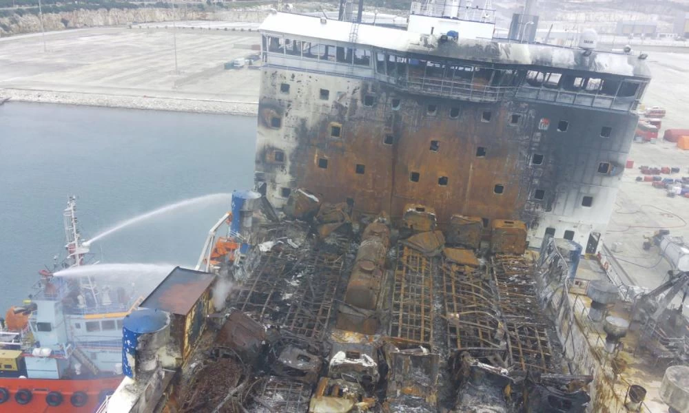 Euroferry Olympia: Για 13η μέρα συνεχίζεται η επιχείρηση κατάσβεσης